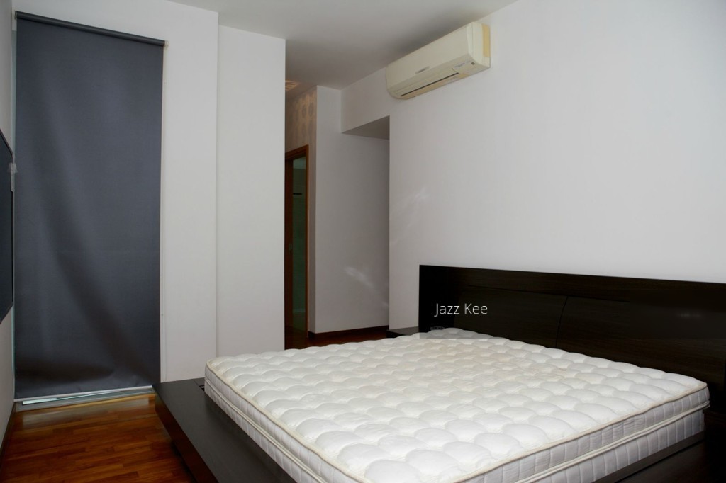 The Esta thumbnail photo